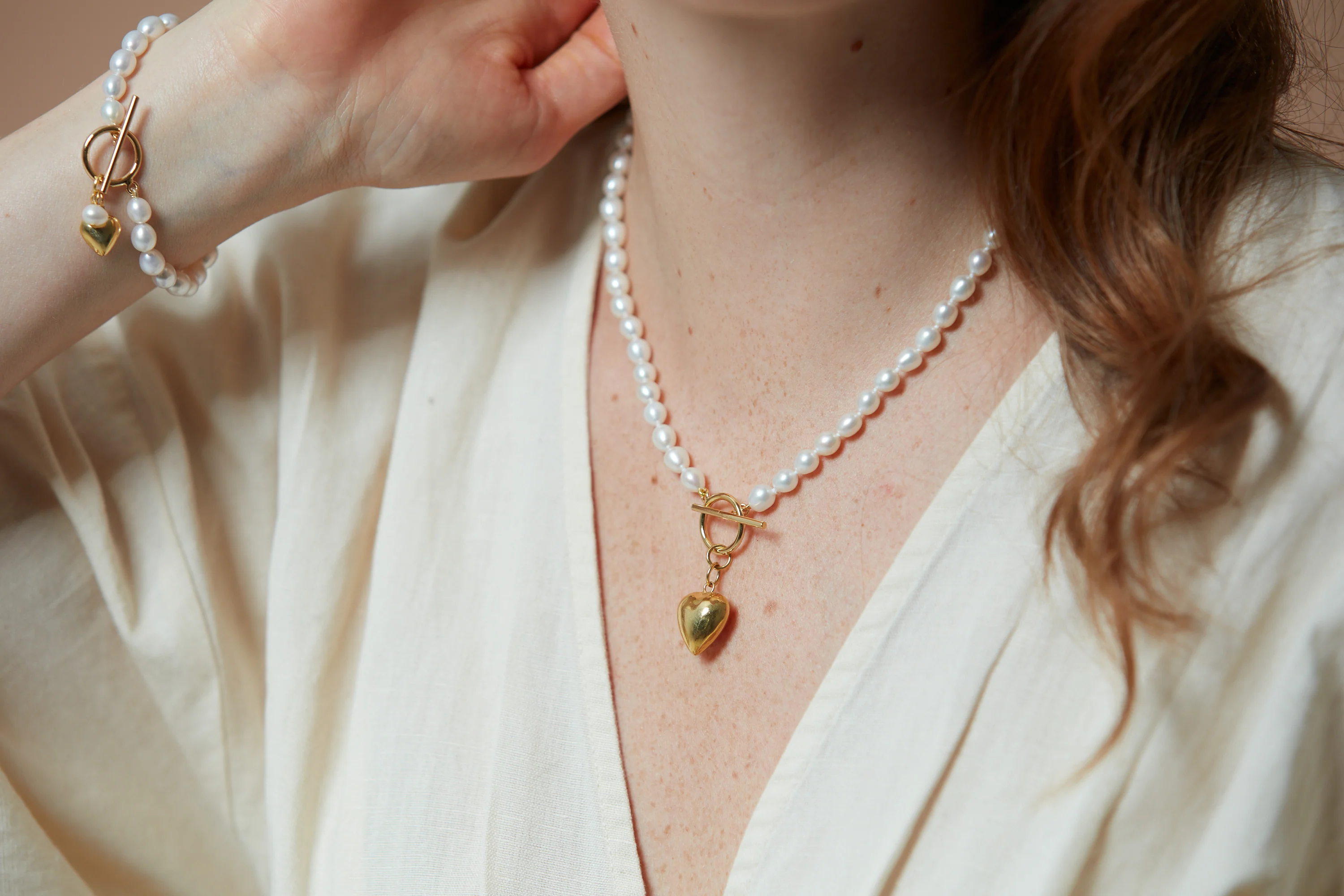Amare oval cultured freshwater pearl necklace with gold vermeil heart - Image 4