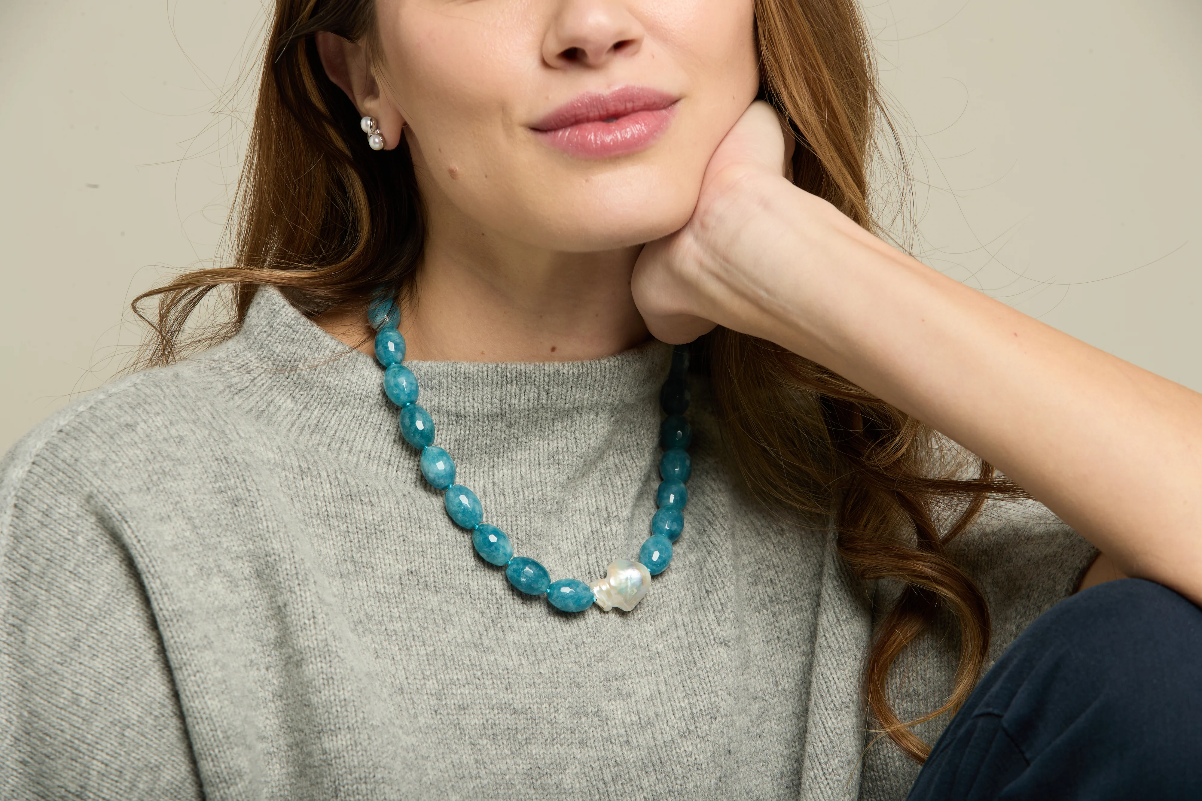Clara chunky faceted aquamarine necklace with central cultured freshwater pearl - Image 2