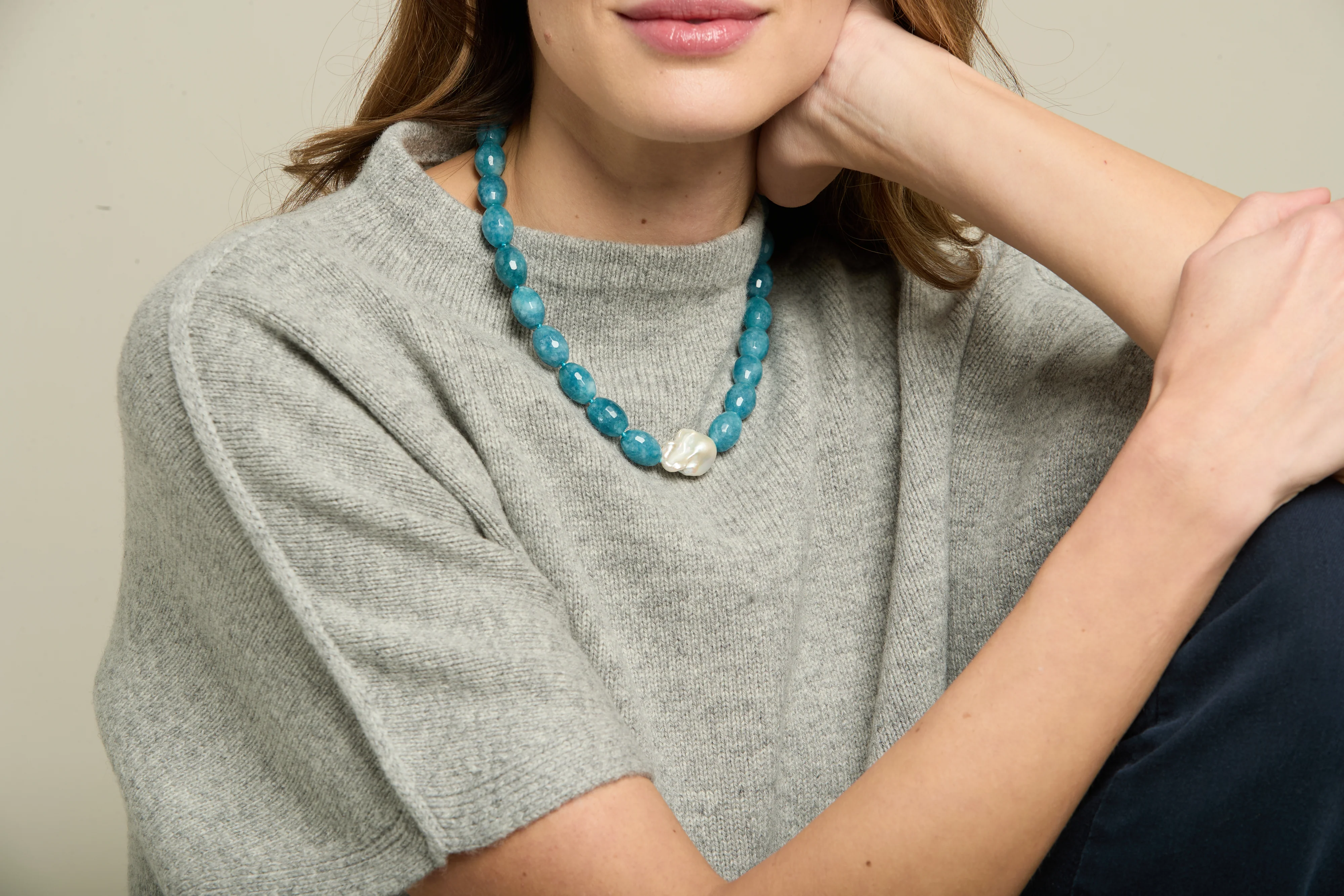 Clara chunky faceted aquamarine necklace with central cultured freshwater pearl - Image 3