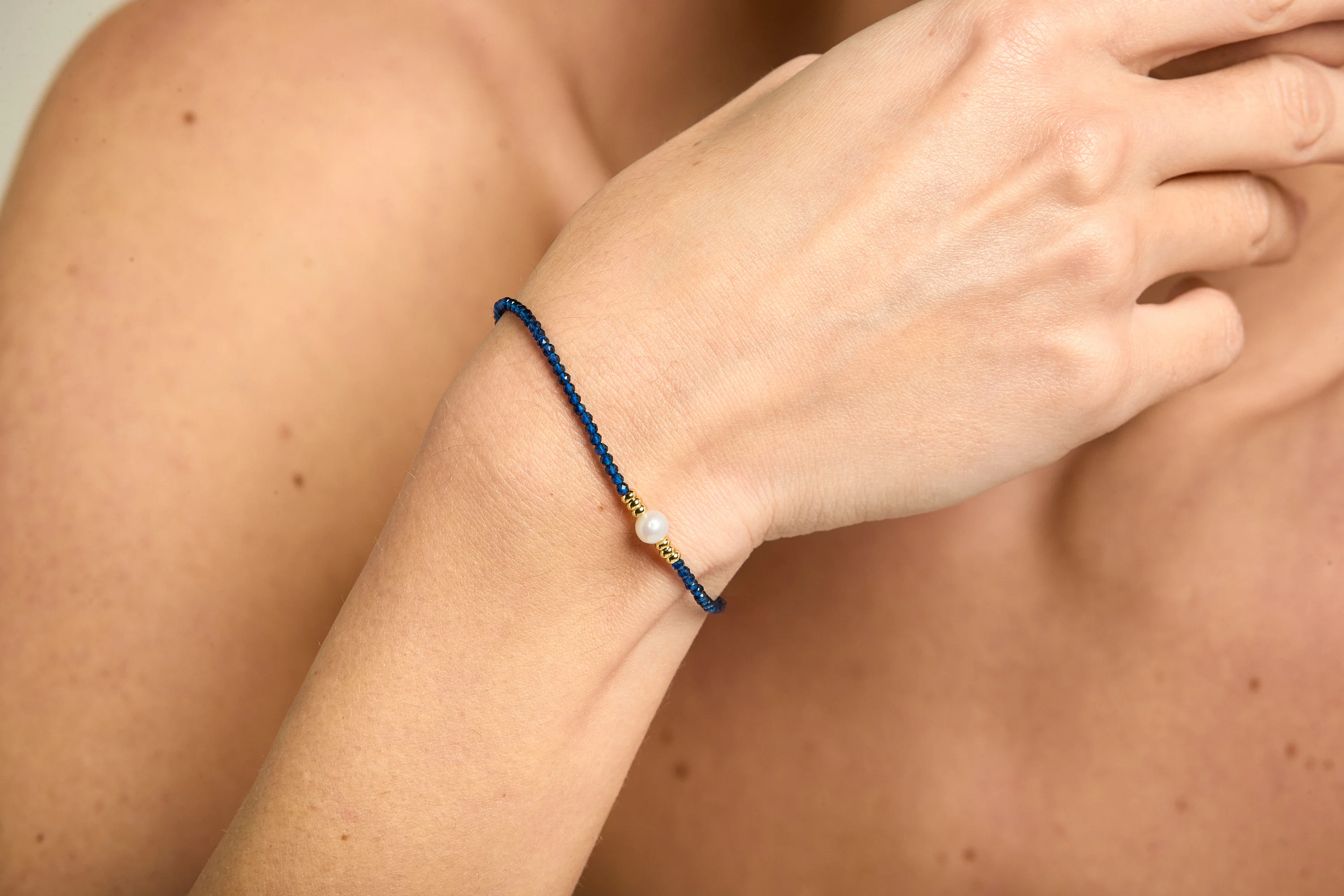Clara fine blue spinel bracelet with central cultured freshwater pearl - Image 2