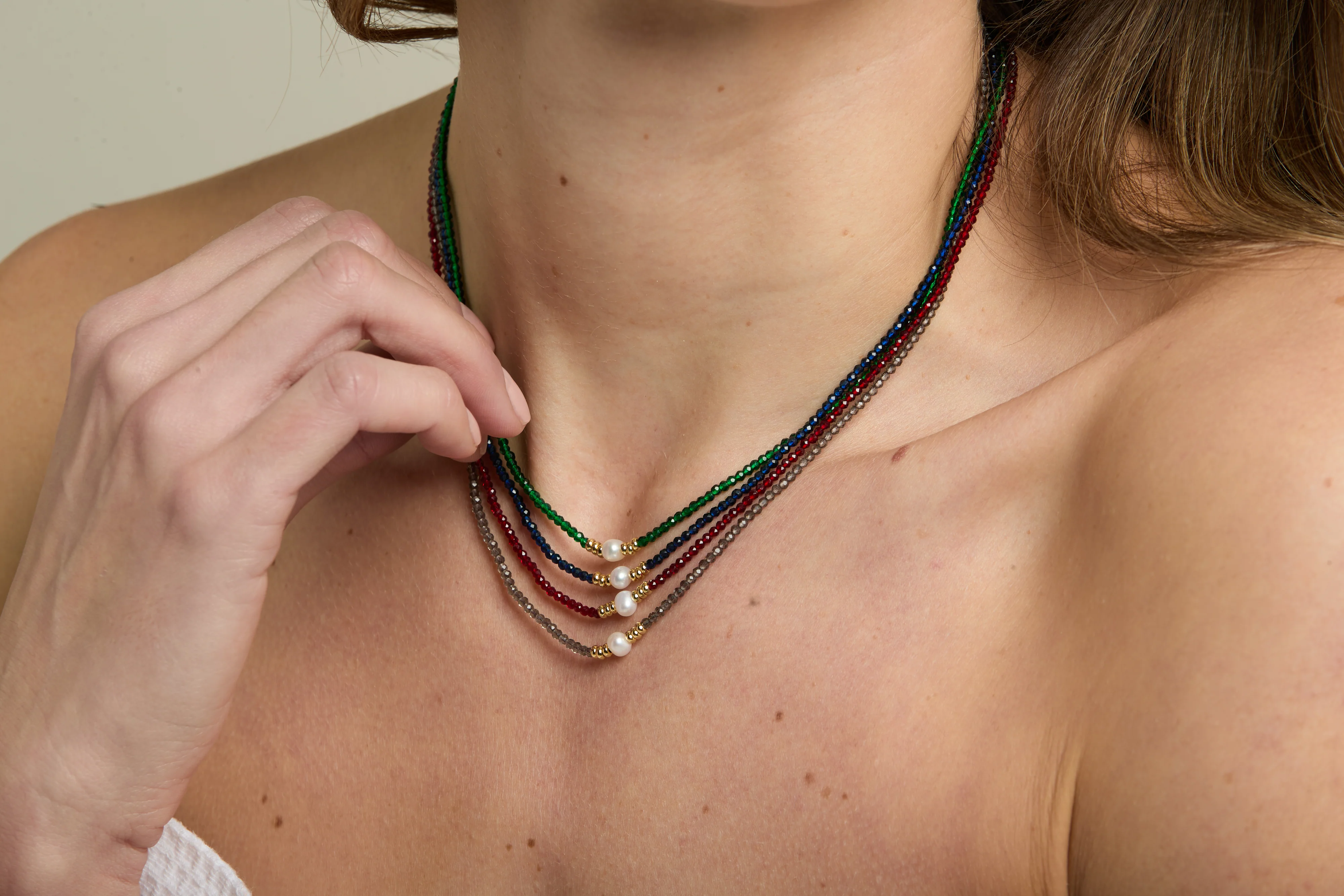 Clara fine blue spinel necklace with central cultured freshwater pearl - Image 3