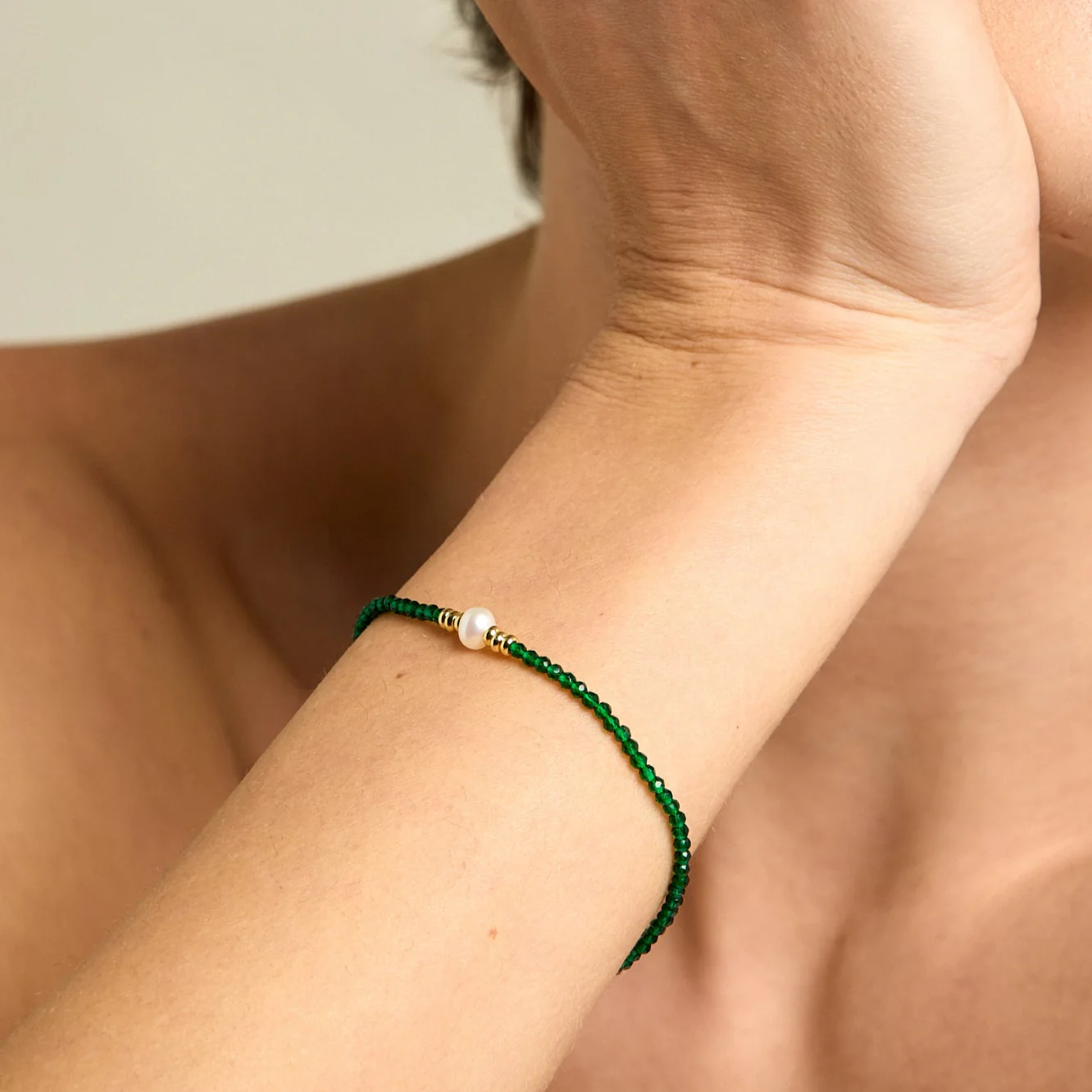 Clara fine green spinel bracelet with central cultured freshwater pearl - Image 2