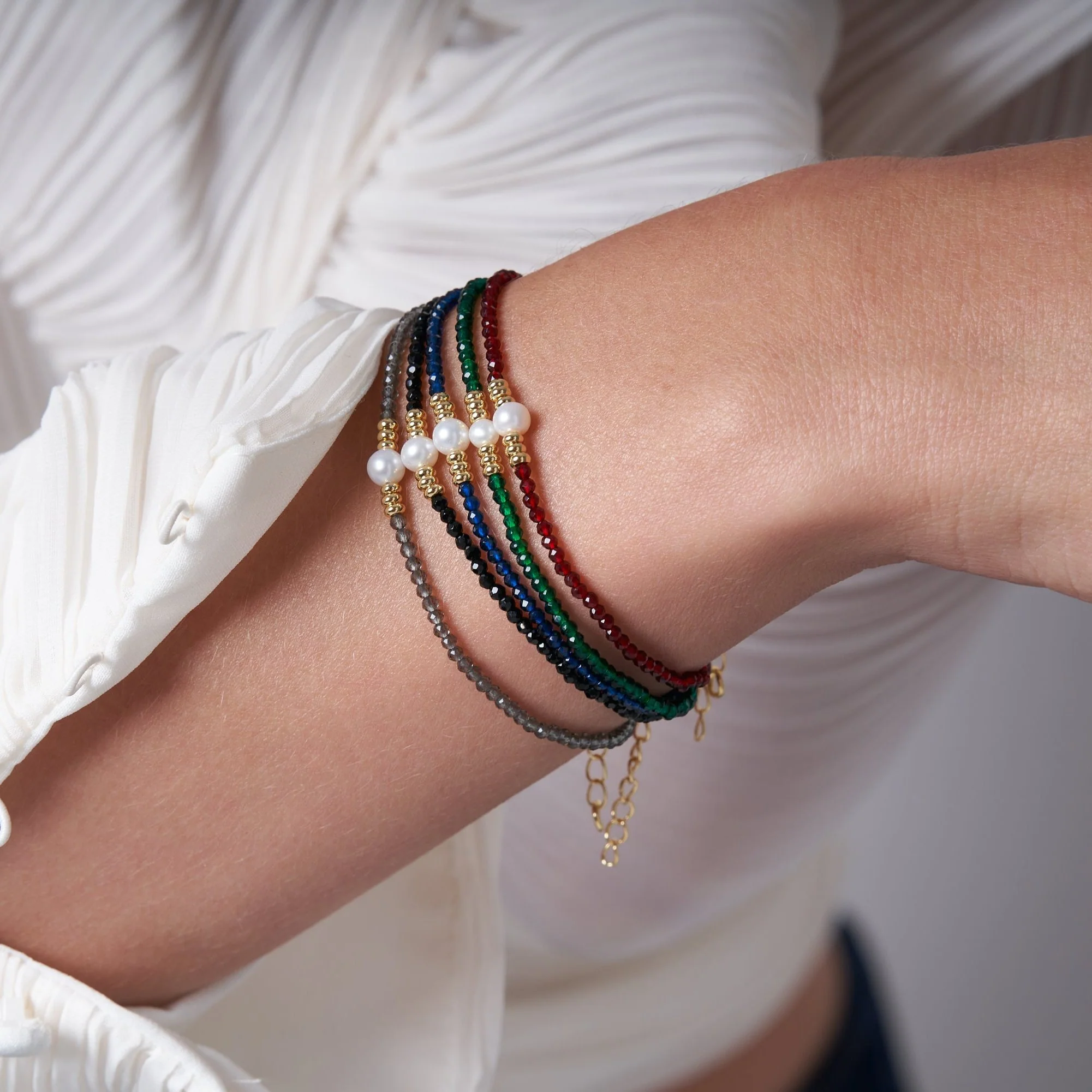 Clara fine green spinel bracelet with central cultured freshwater pearl - Image 3