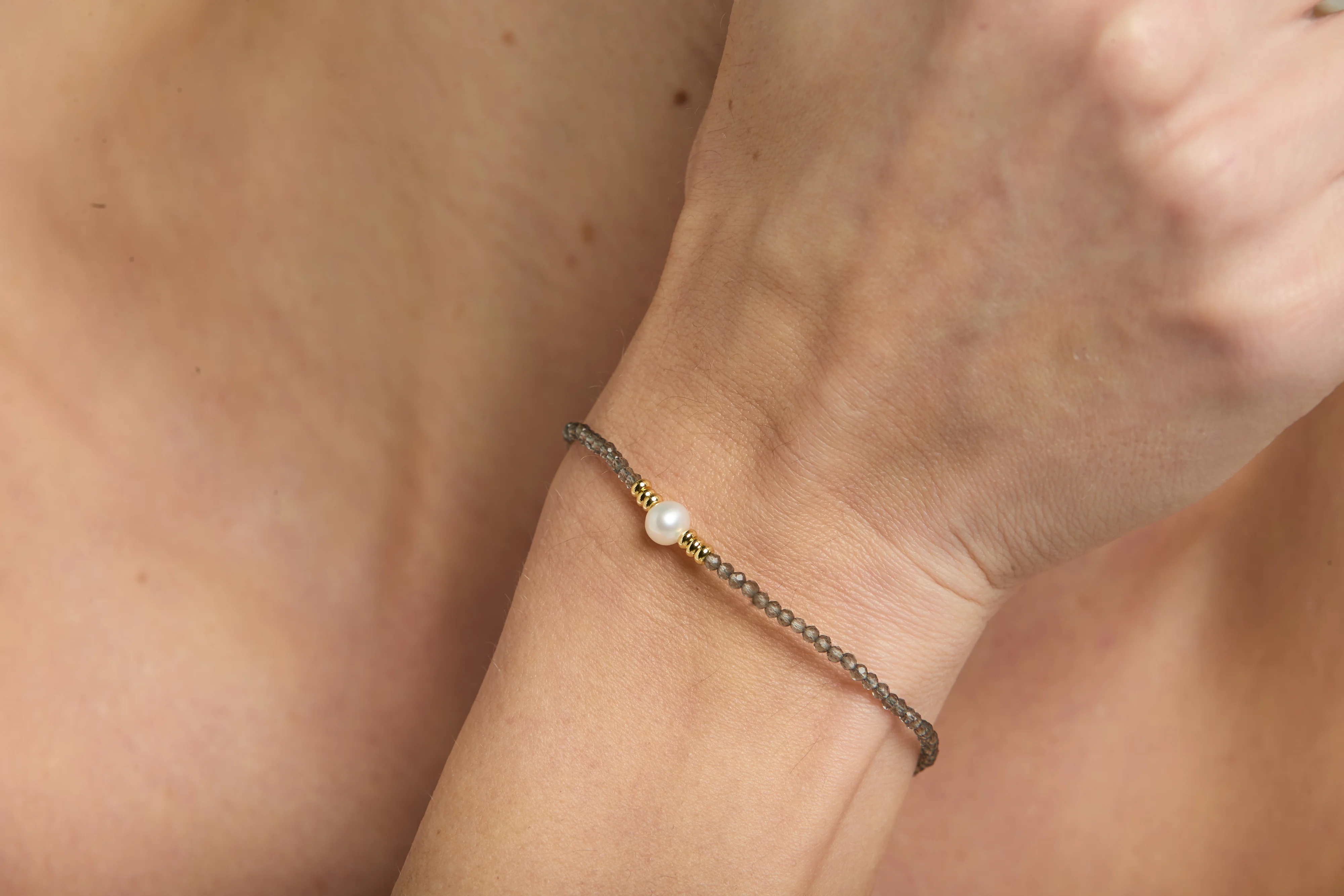 Clara fine grey spinel bracelet with central cultured freshwater pearl - Image 2