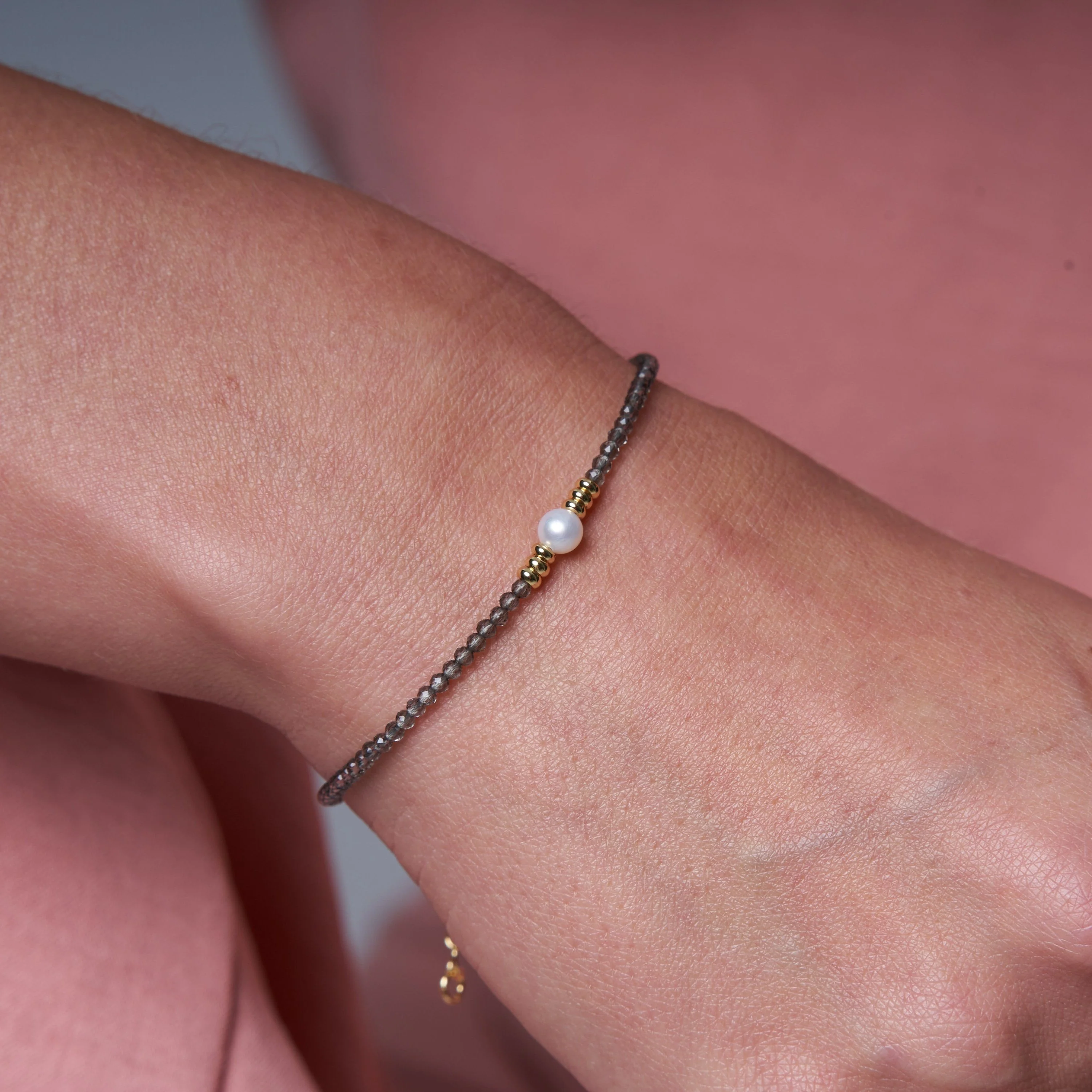Clara fine grey spinel bracelet with central cultured freshwater pearl - Image 3