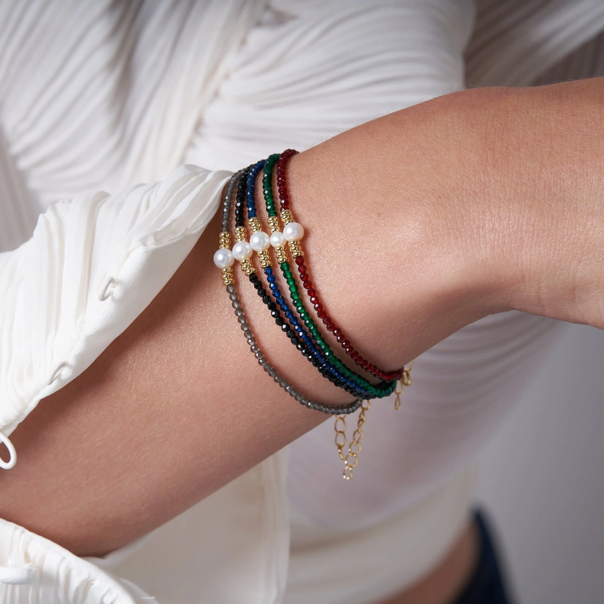 Clara fine grey spinel bracelet with central cultured freshwater pearl - Image 4