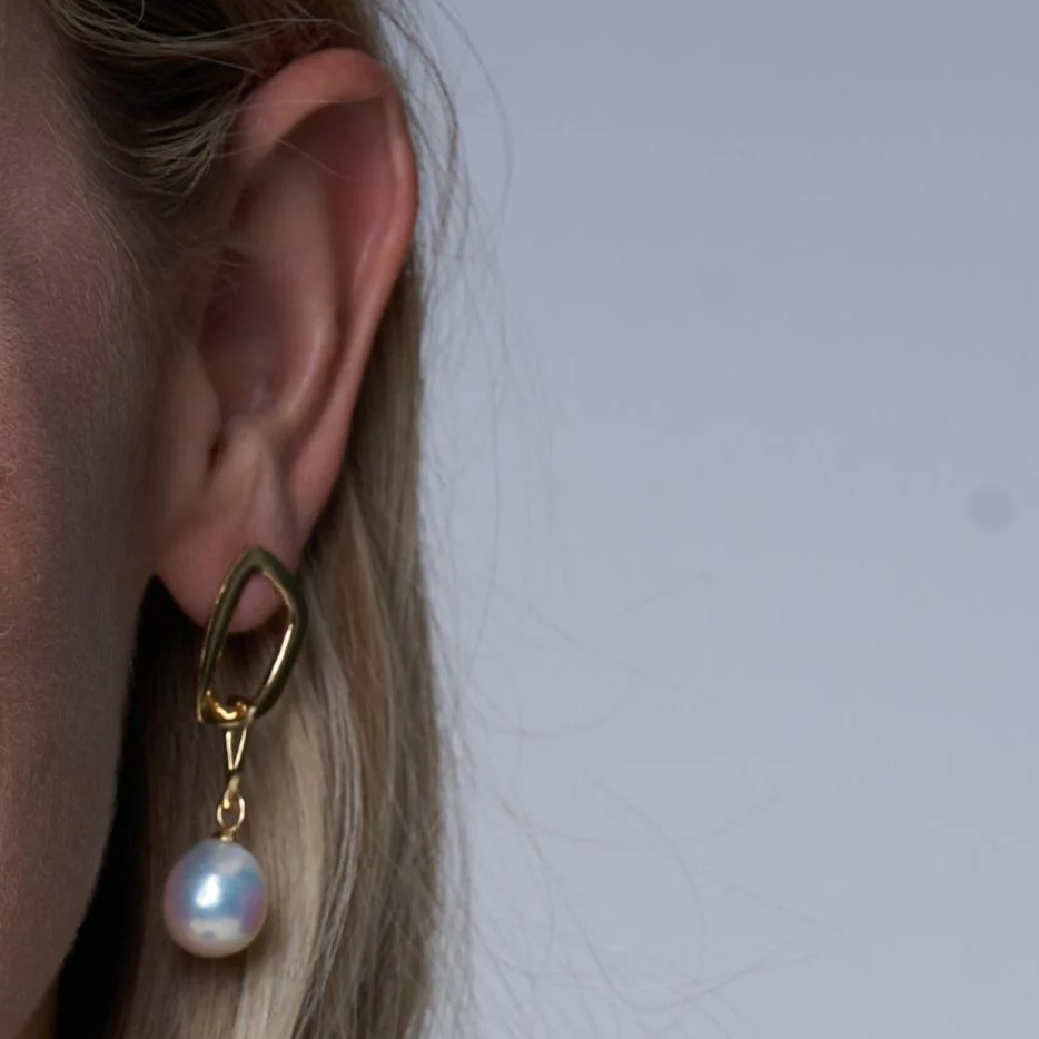 Credo chunky gold drop earrings with baroque cultured freshwater pearls - Image 3