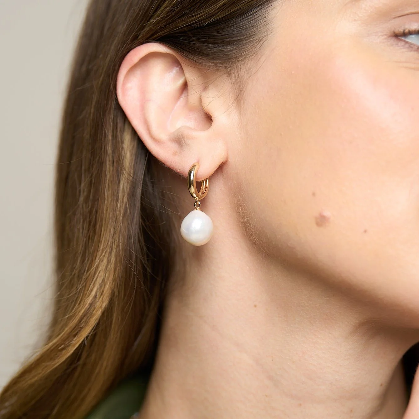 Credo chunky gold hoop earrings with baroque cultured freshwater pearls - Image 3