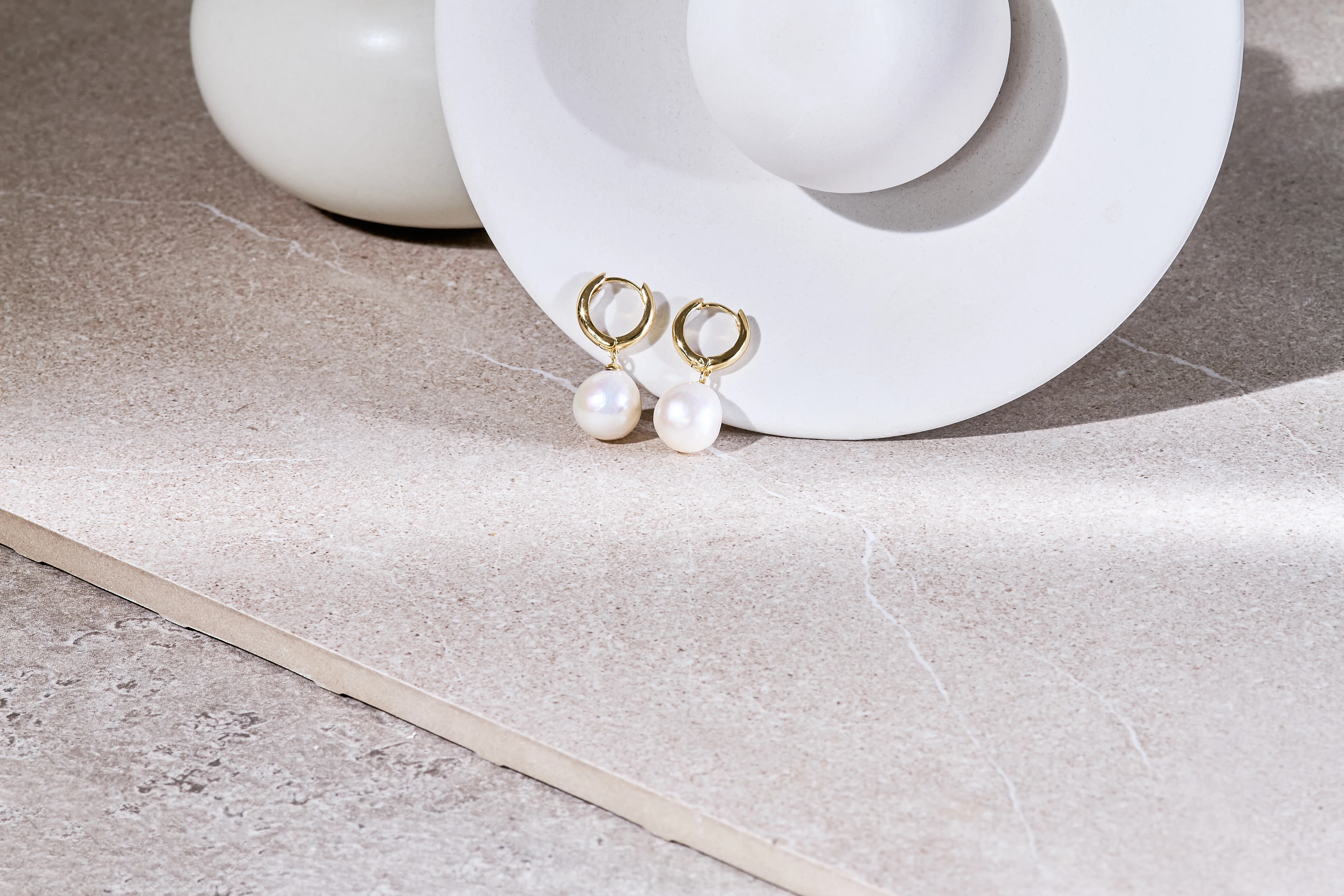 Credo chunky gold hoop earrings with baroque cultured freshwater pearls - Image 4