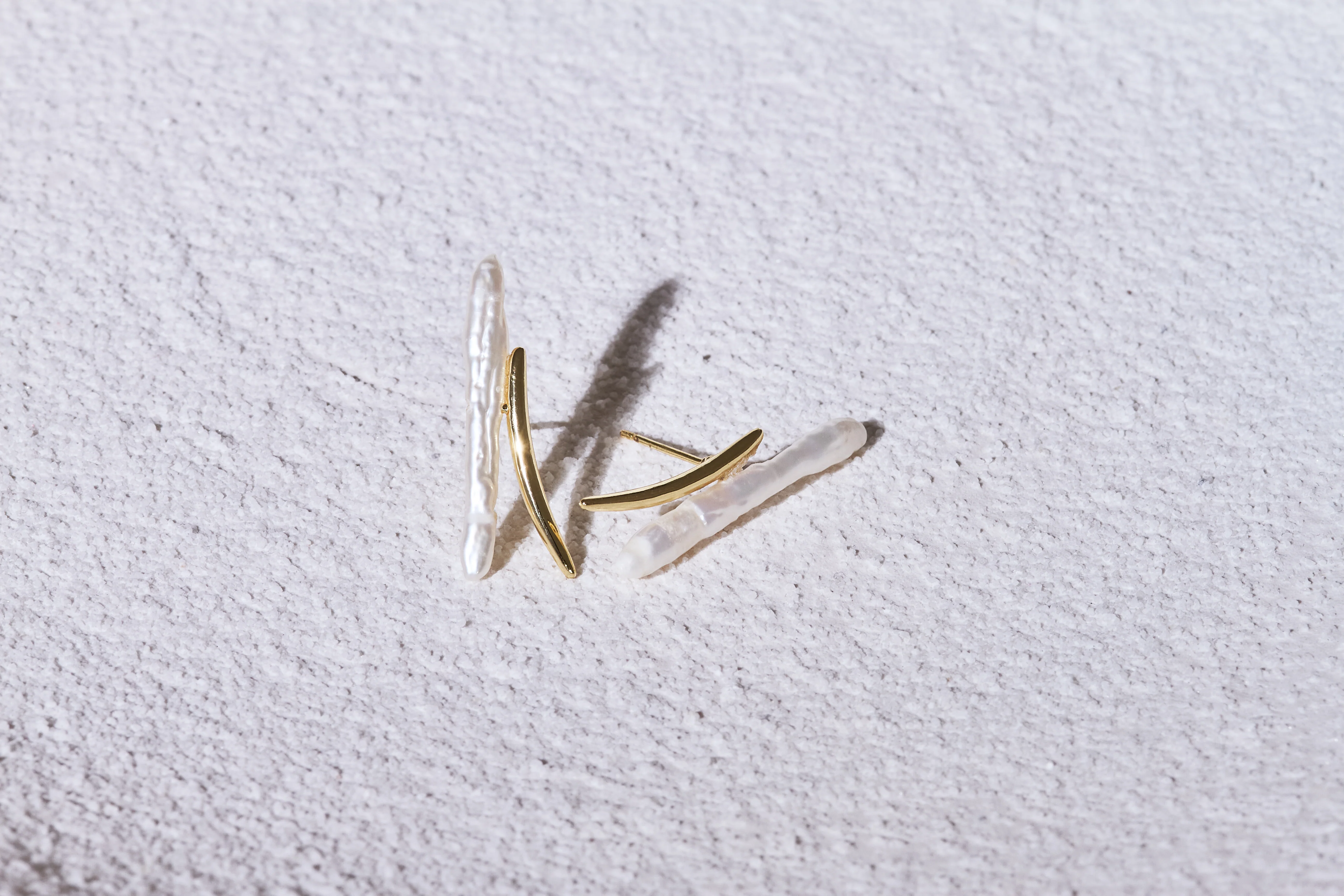 Credo cultured freshwater pearl & gold lightning stud earrings - Image 4