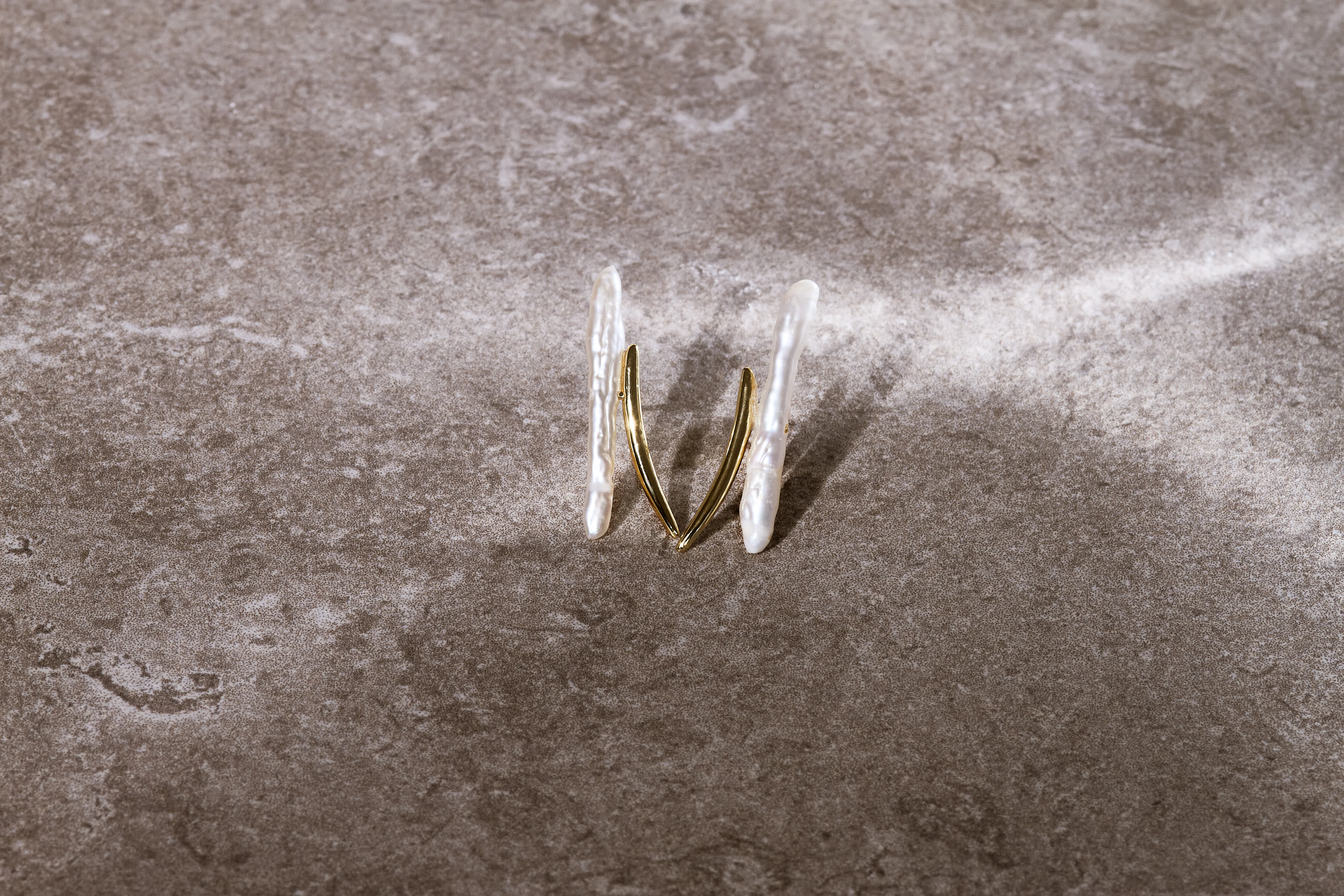 Credo cultured freshwater pearl & gold lightning stud earrings - Image 5