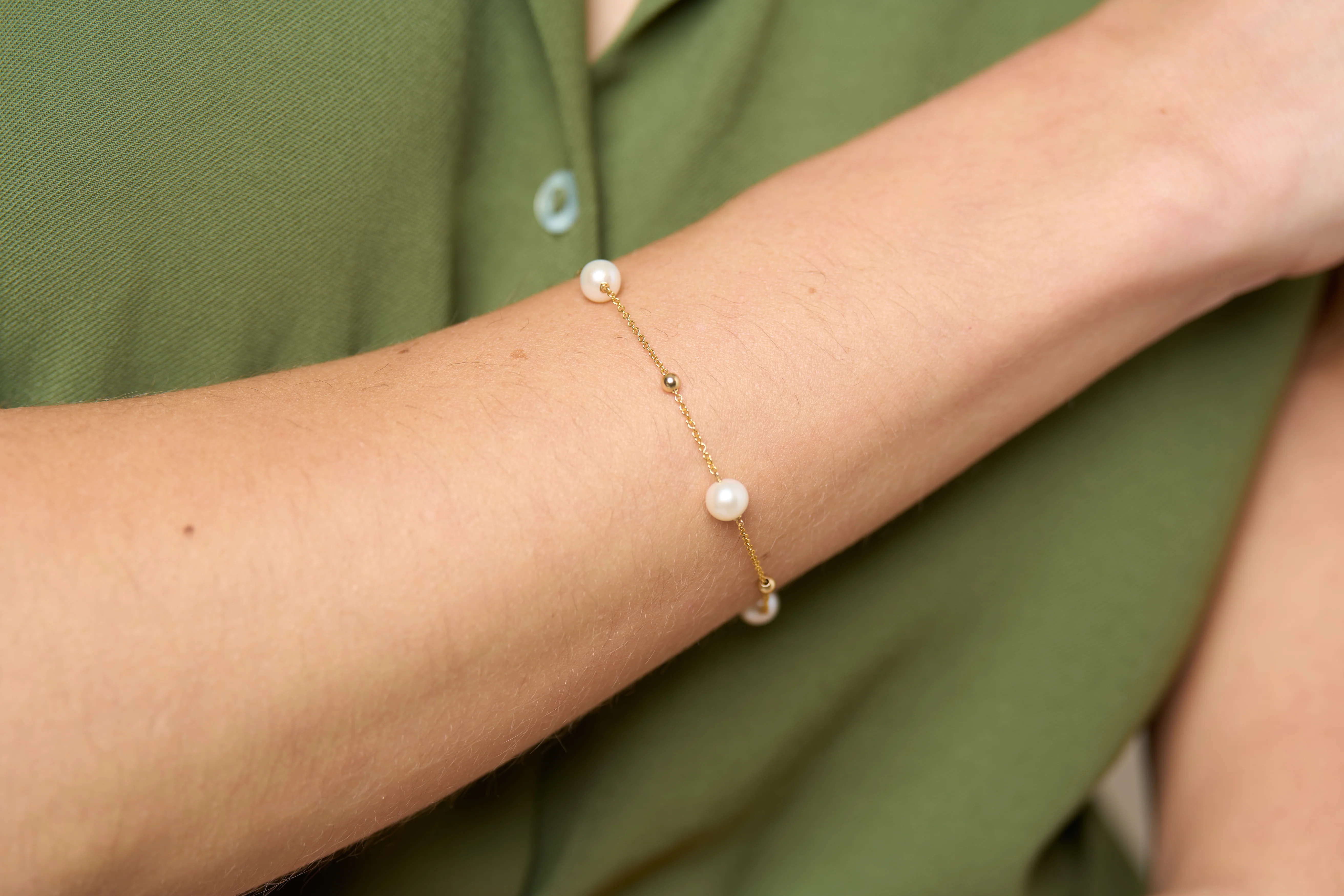 Credo fine chain bracelet with cultured freshwater pearls & gold beads - Image 2