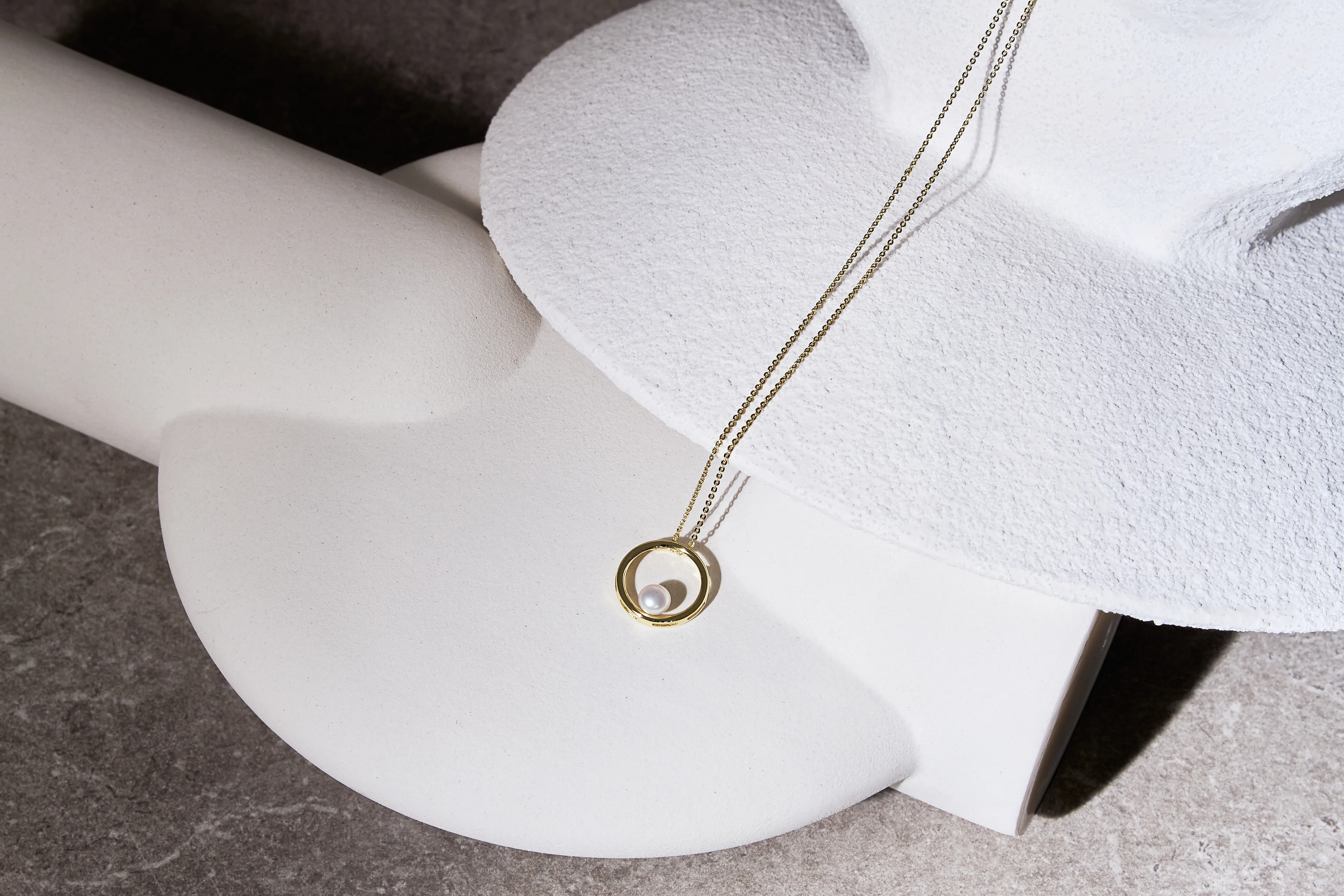 Credo gold circle pendant with cultured freshwater pearl - Image 3