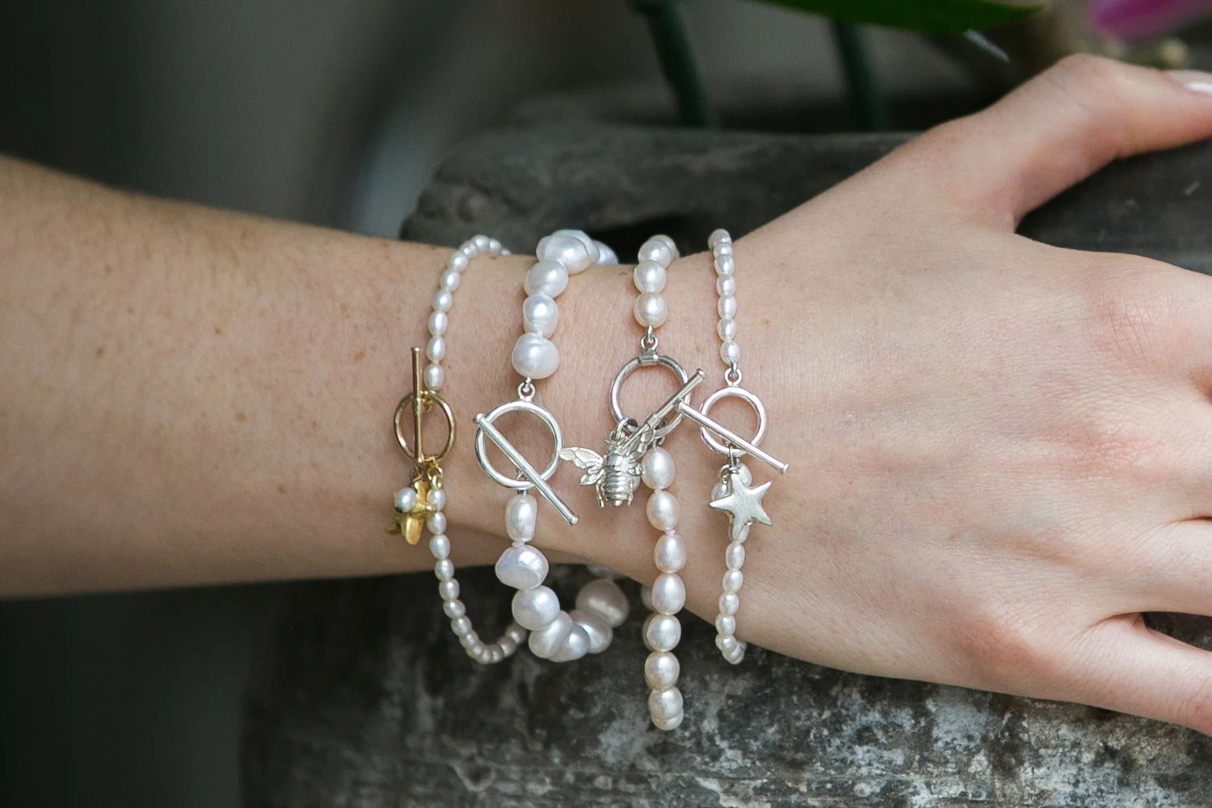 Vita cultured Freshwater Pearl Bracelet With Silver Bumble Bee - Image 4