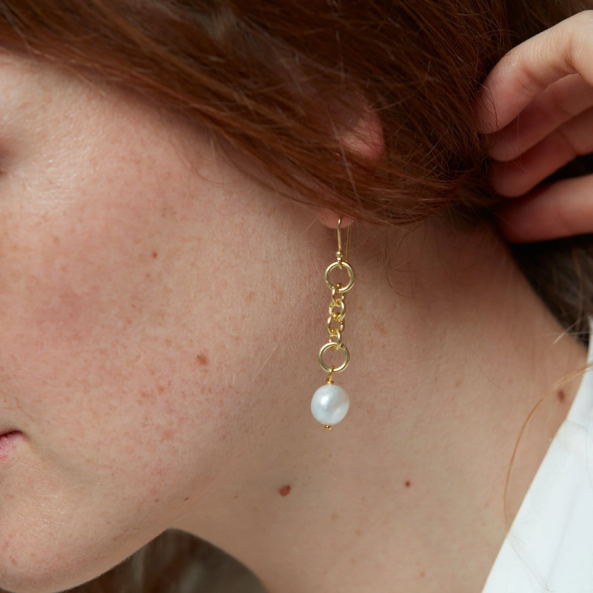 Decus baroque cultured freshwater pearl drop earrings on chunky gold chain - Image 3