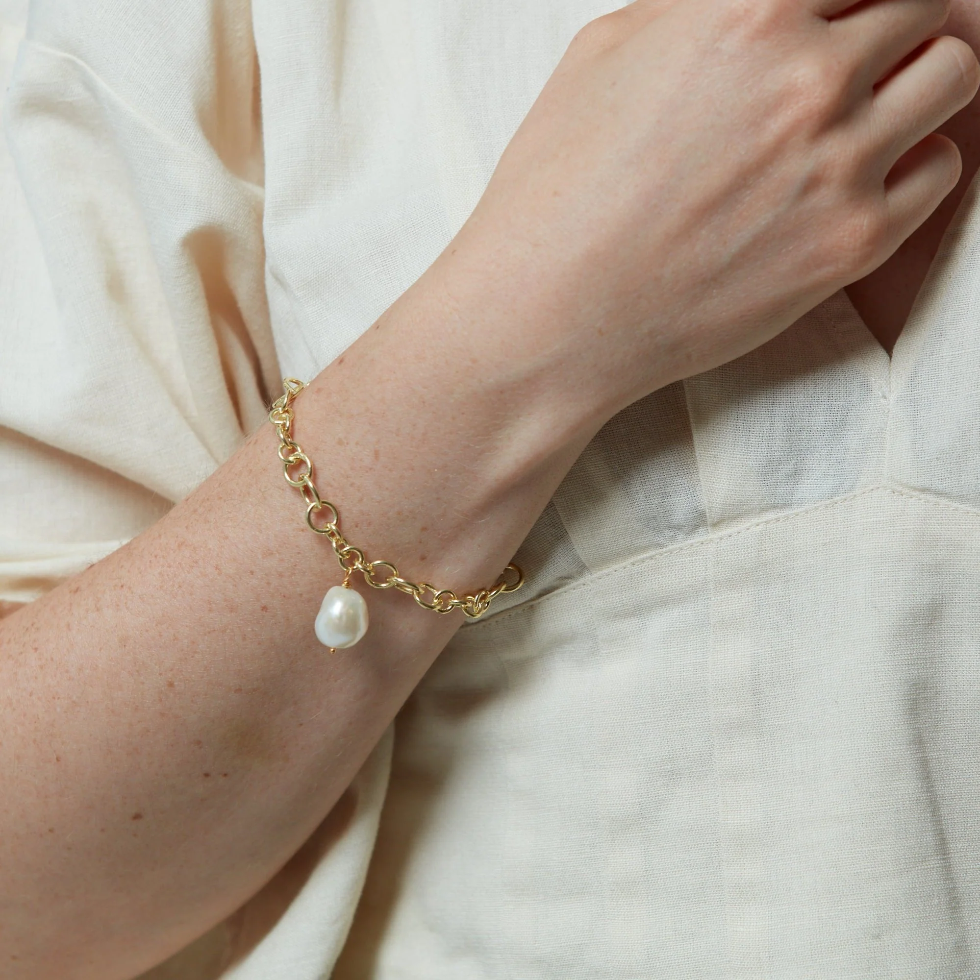 Decus baroque cultured freshwater pearl drop on chunky gold chain bracelet - Image 3