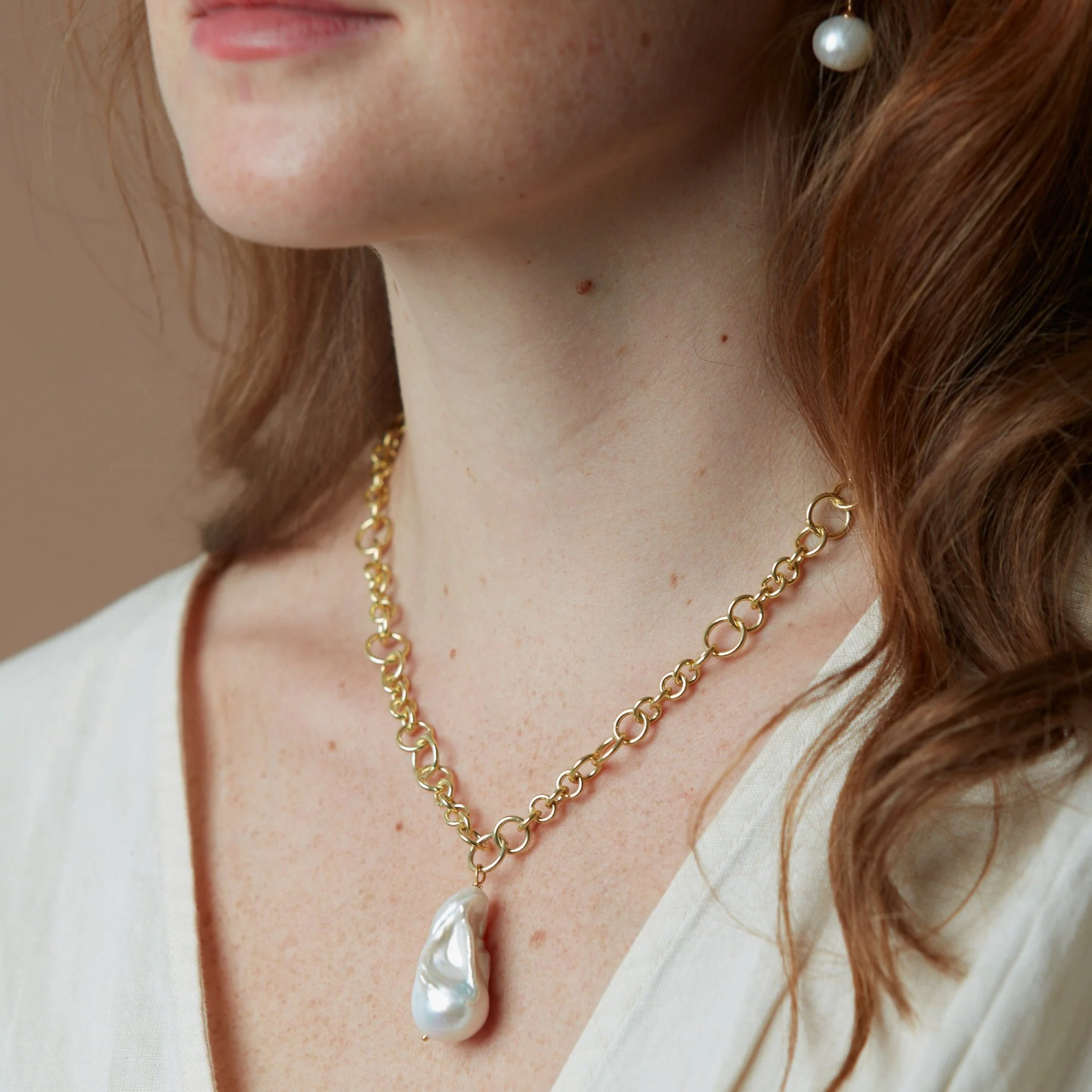 Decus large baroque 'fireball' cultured freshwater pearl drop on chunky gold chain - Image 3