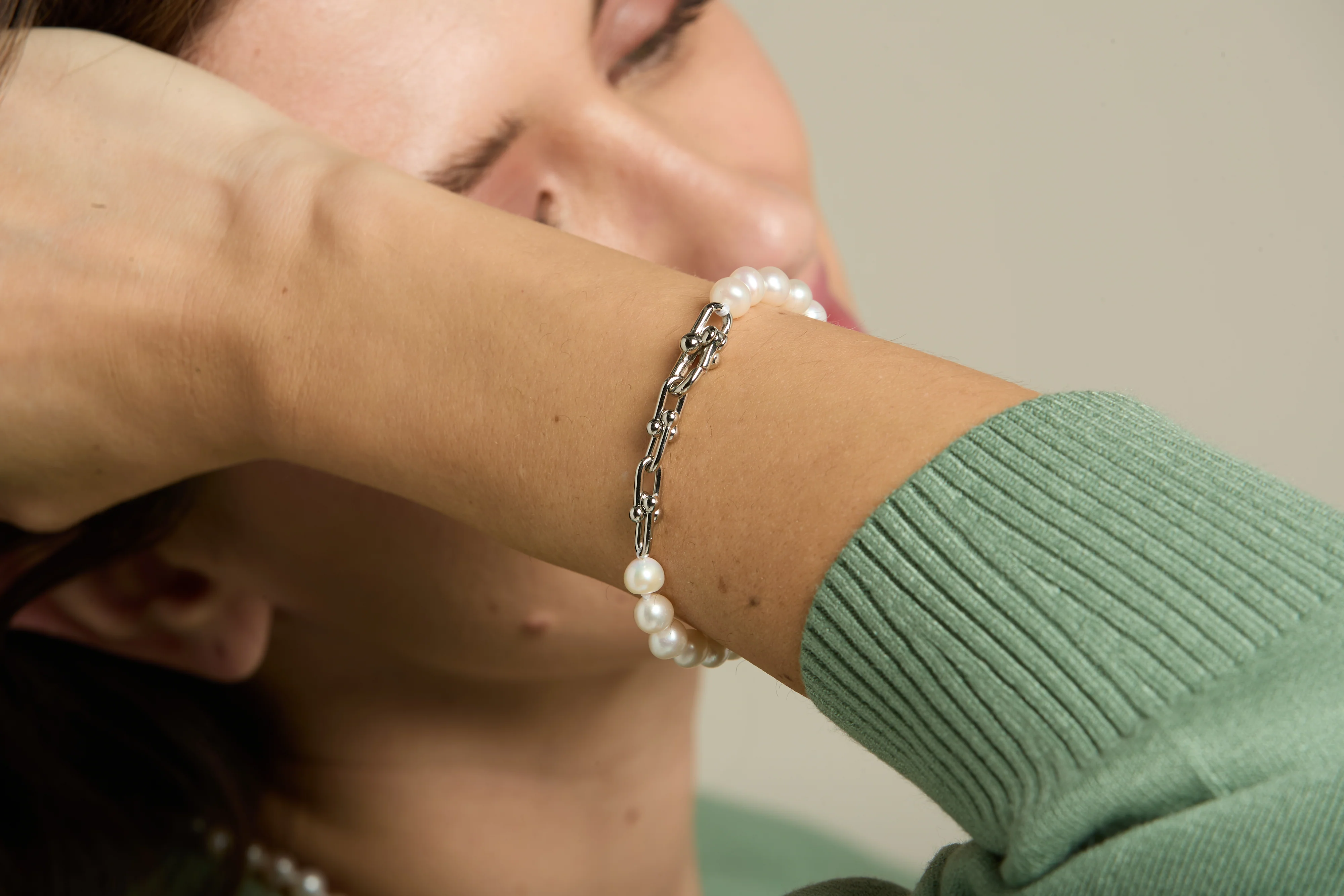 Gratia cultured freshwater pearl bracelet with chunky white gold fill chain feature - Image 3