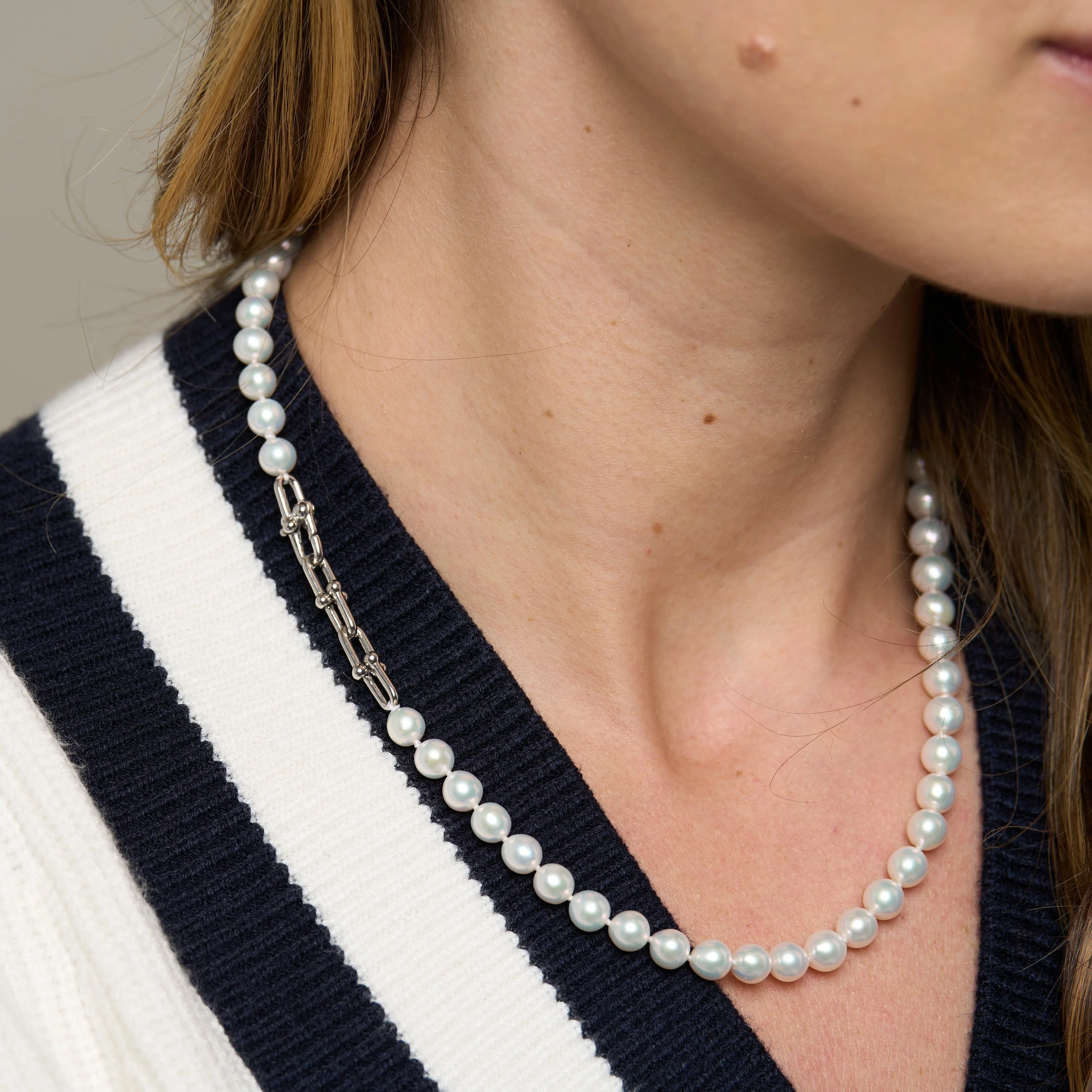 Gratia cultured freshwater pearl necklace with chunky white gold fill chain feature - Image 3