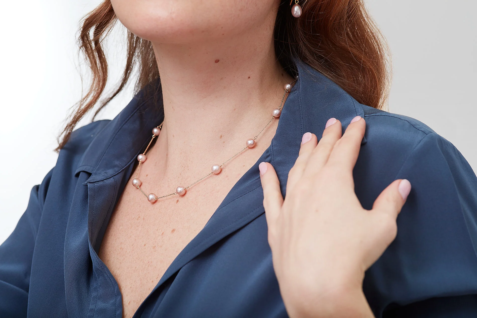 Gratia gold plated chain necklace with pink cultured freshwater pearls - Image 4