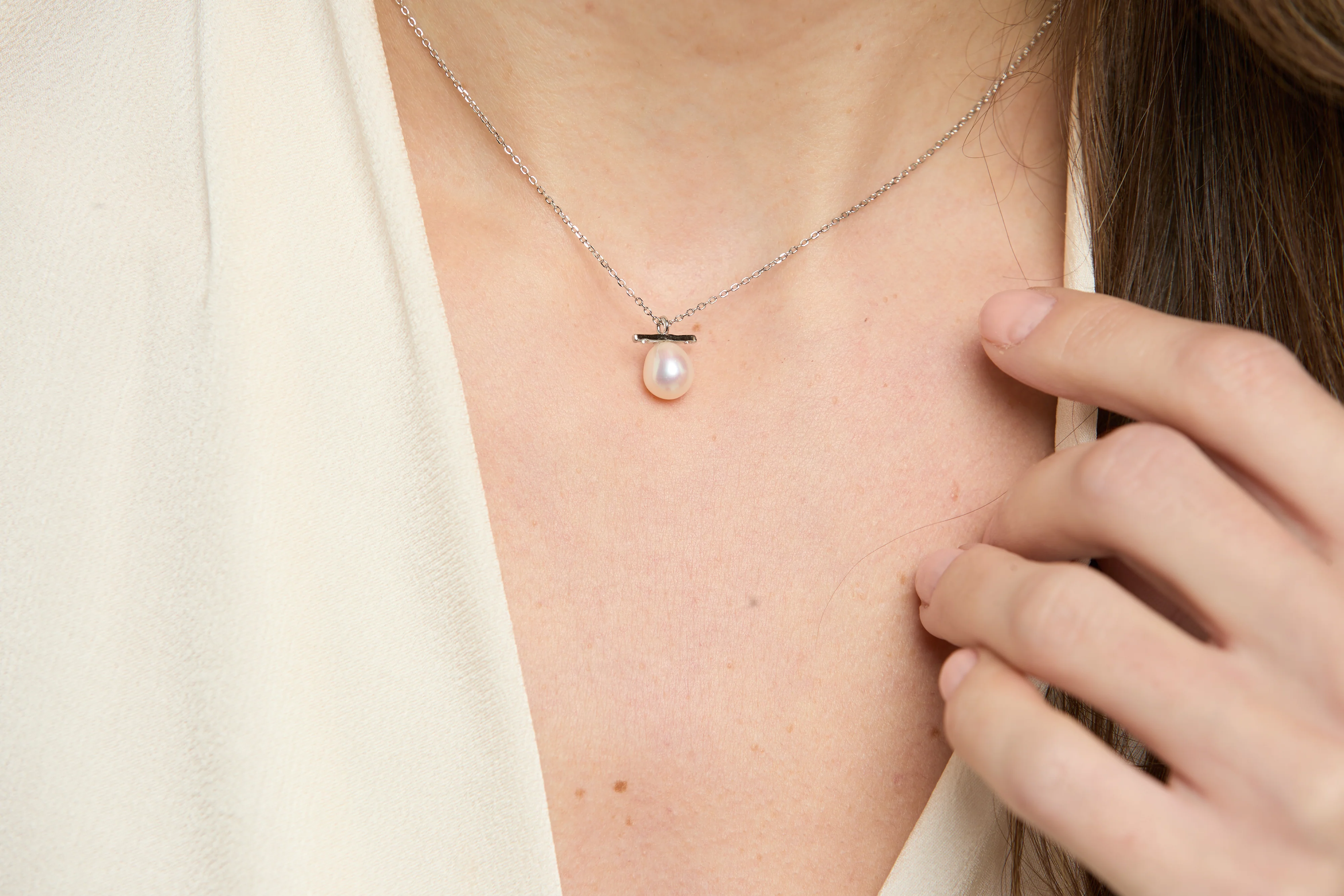 Gratia sterling silver chain with central white cultured freshwater pearl beneath delicate bar - Image 2