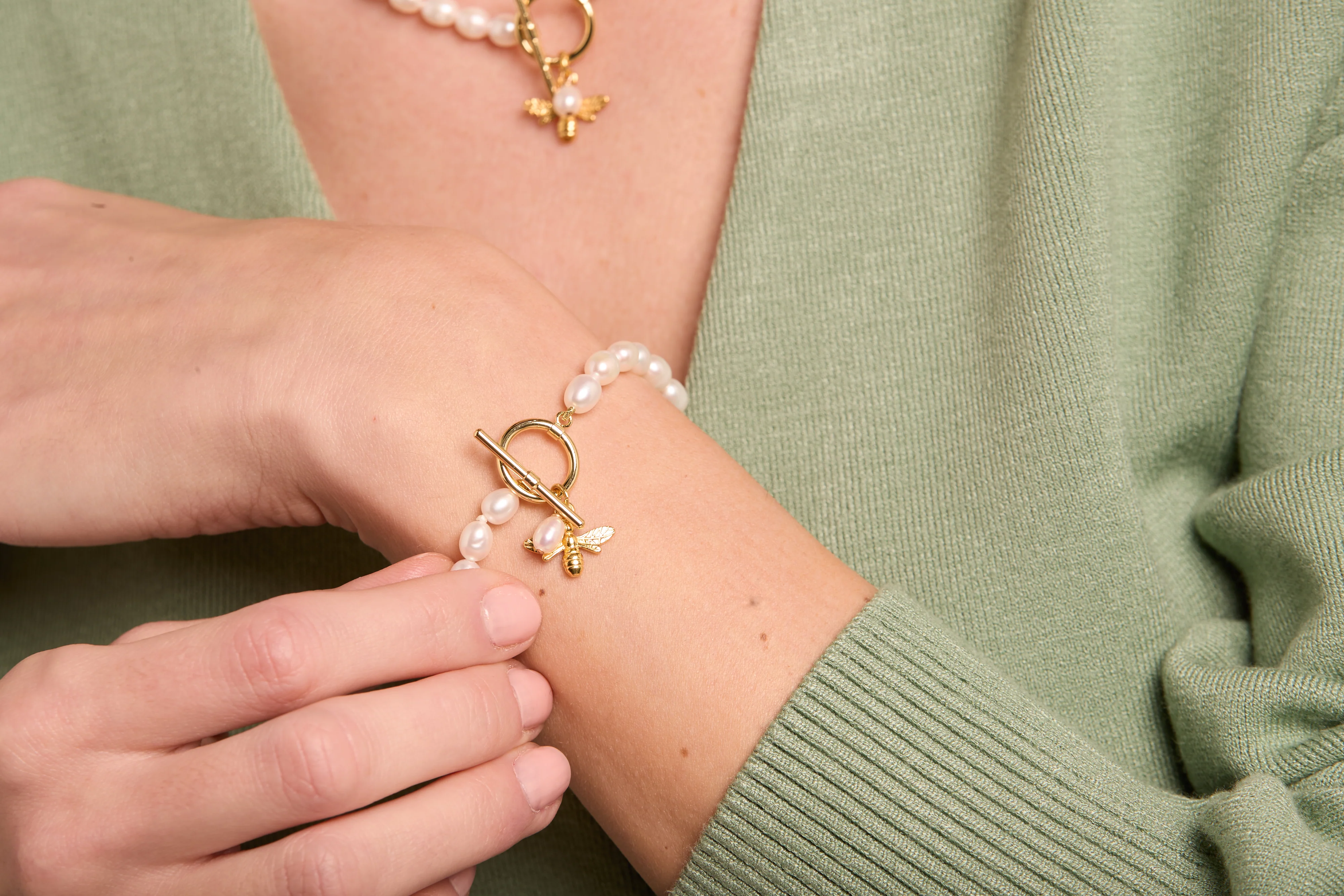 Vita cultured Freshwater Pearl Bracelet With Gold Bumble Bee - Image 3